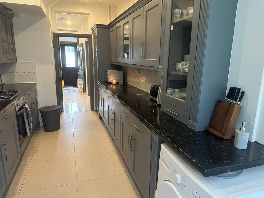5 Bedroom House Se6 런던 외부 사진