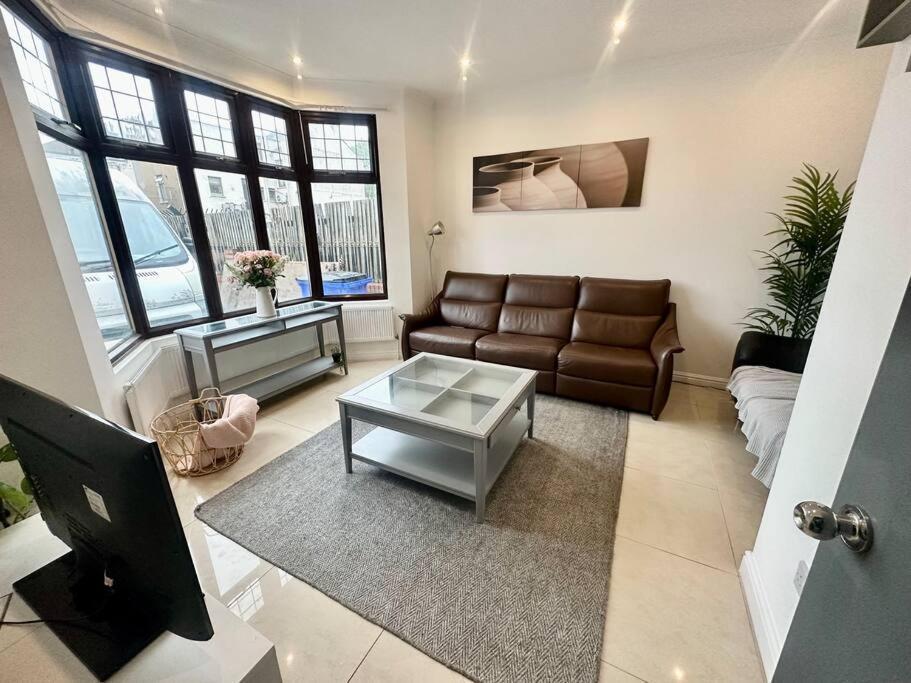 5 Bedroom House Se6 런던 외부 사진