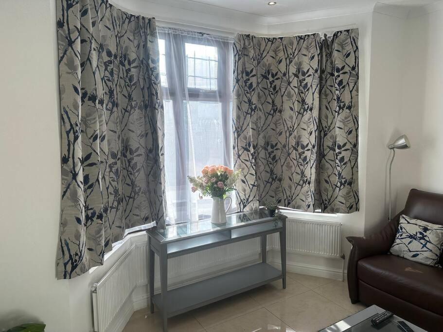 5 Bedroom House Se6 런던 외부 사진